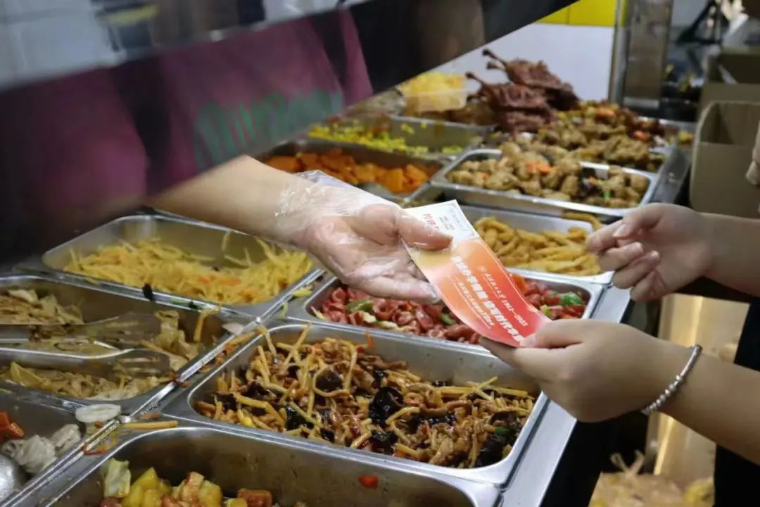 不仅是一顿午饭,拿到免费校庆餐的师生们备受感动在食堂内免费校庆餐