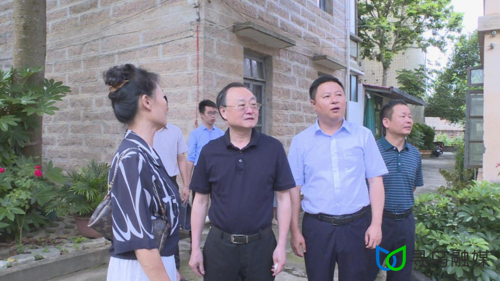 何福洲到寻乌走访慰问军,烈属和红军后代