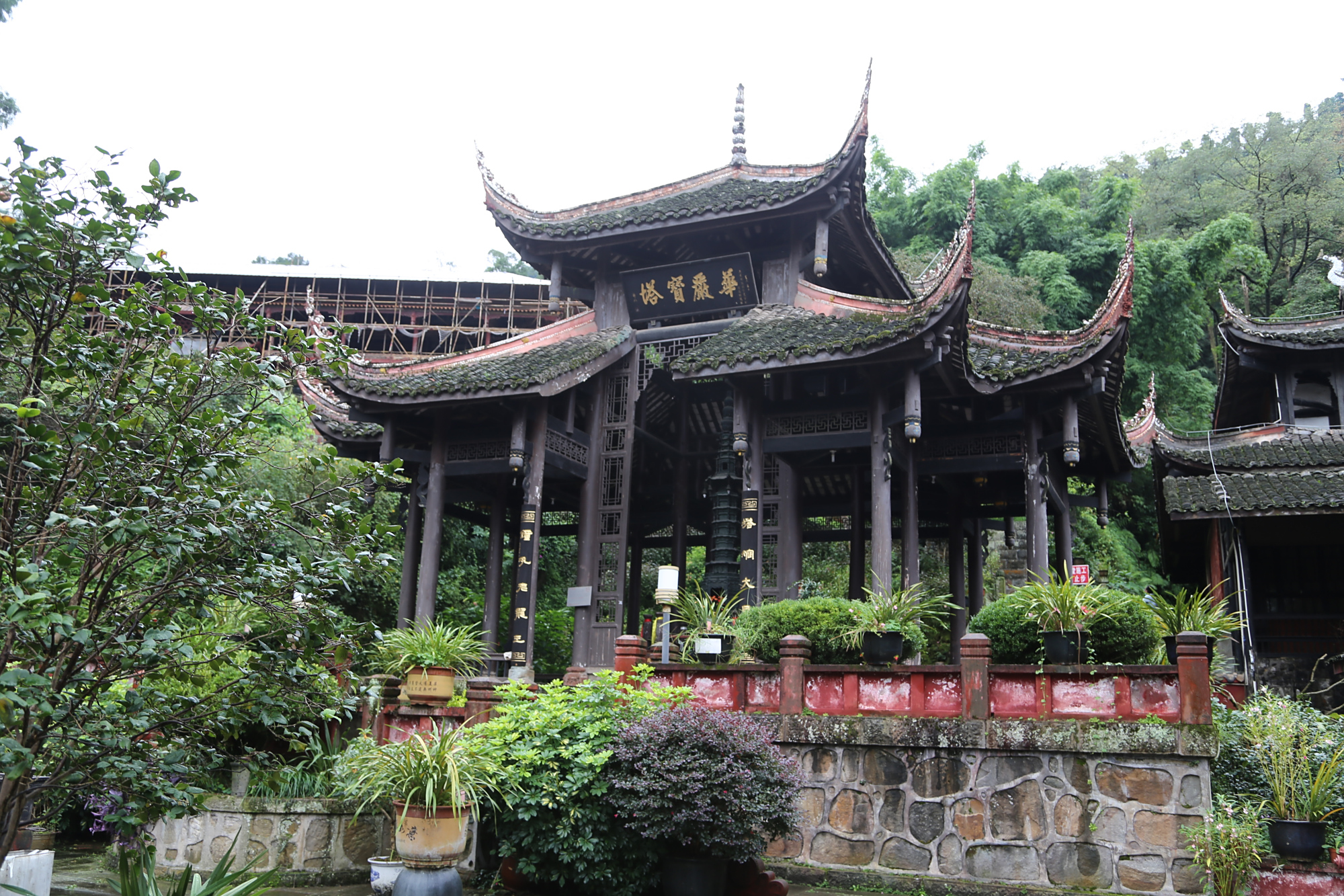 峨眉山伏虎寺华严宝塔是我国冶金艺术的精品