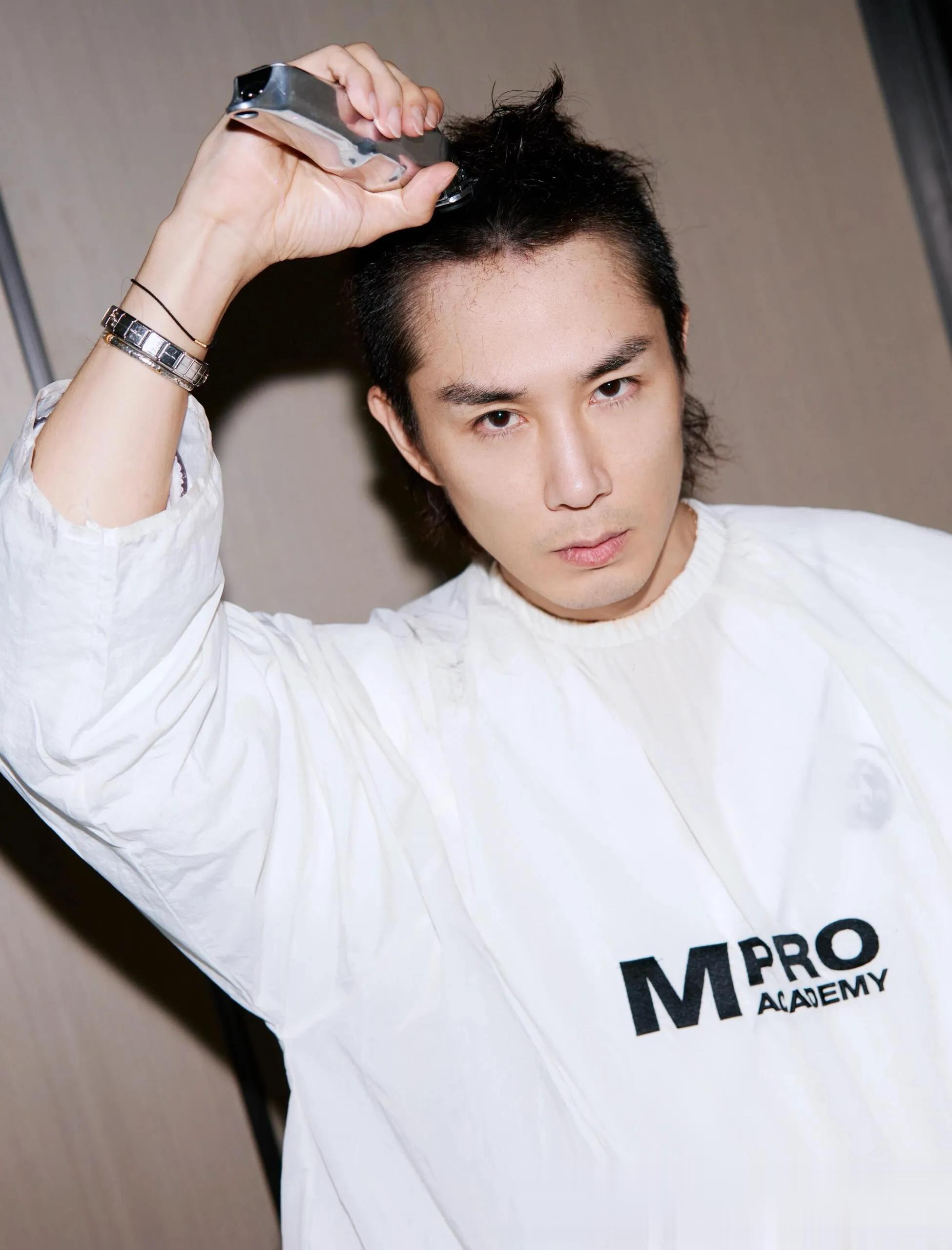 李承铉自己剃寸头背后一场关于时间形象与自我突破的硬核实验