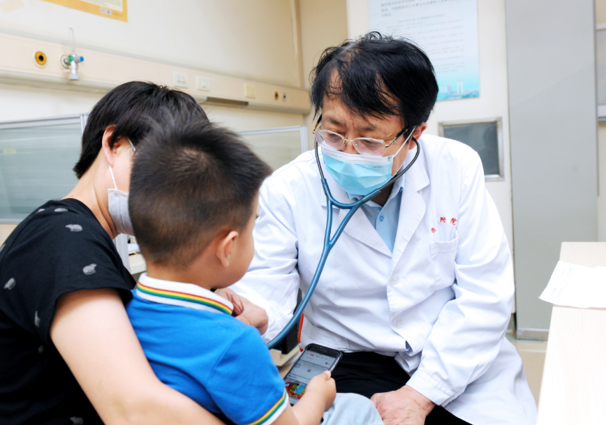 著名小儿心脏外科专家刘迎龙教授定期来济医附院义诊手术