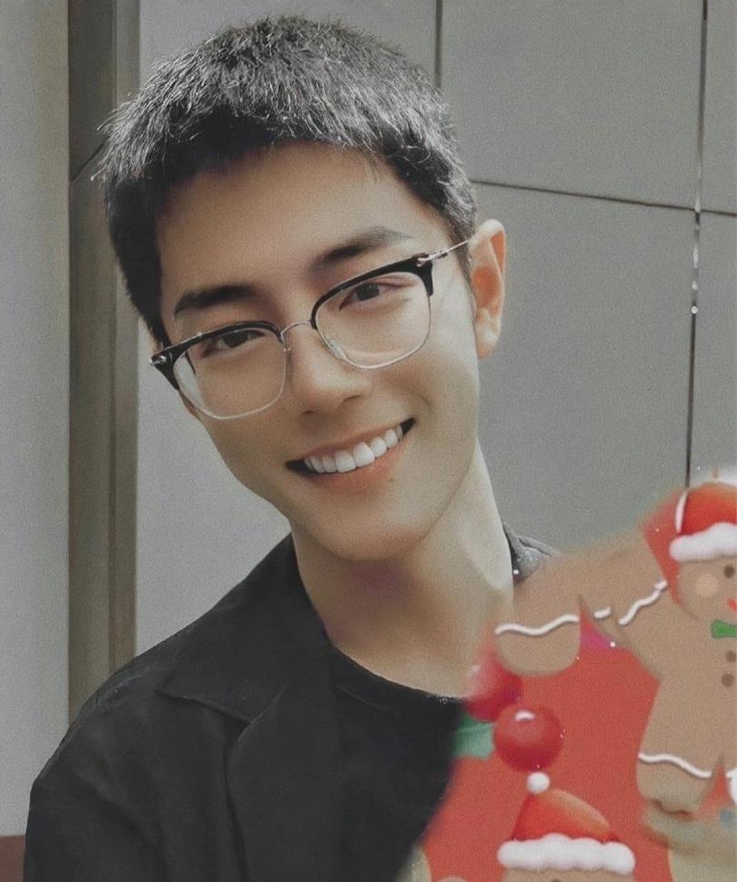 没见过的肖战,戴眼镜太好看了!你们喜欢肖战寸头吗?