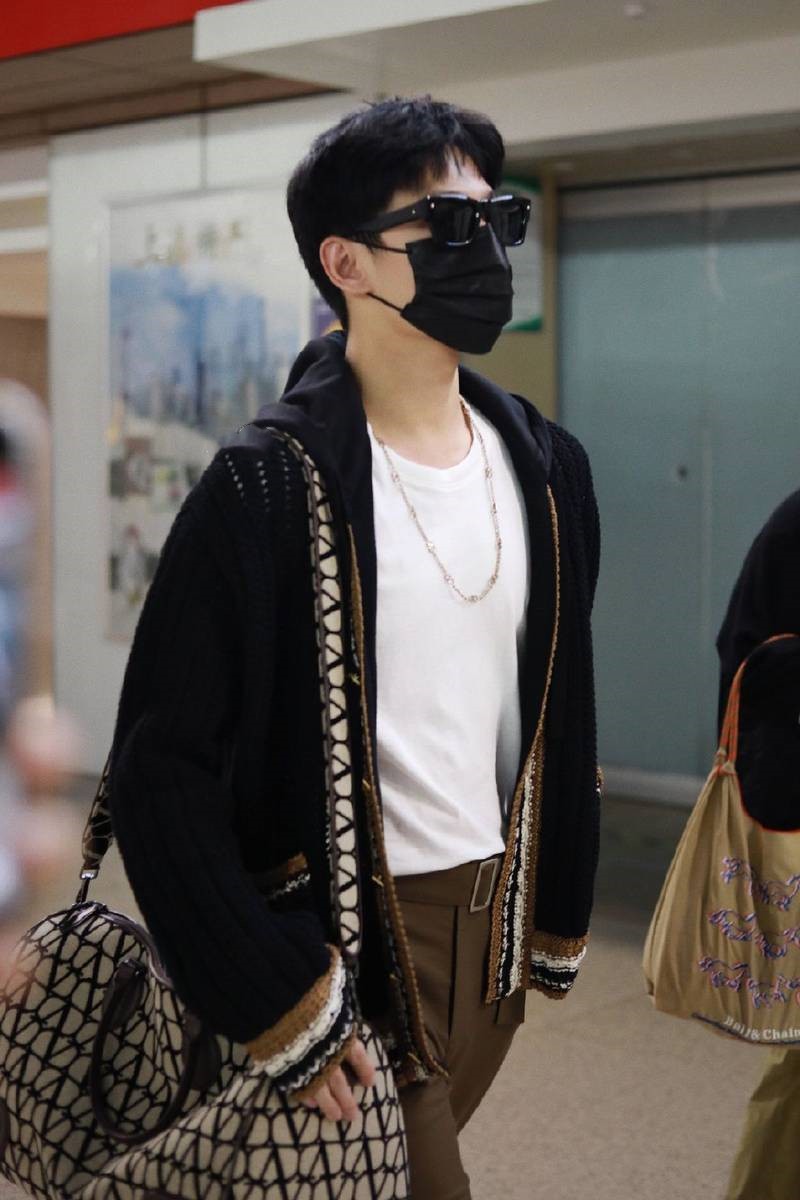 杨洋现身机场与粉丝互动,行程交汇刘亦菲,两大明星前往威尼斯