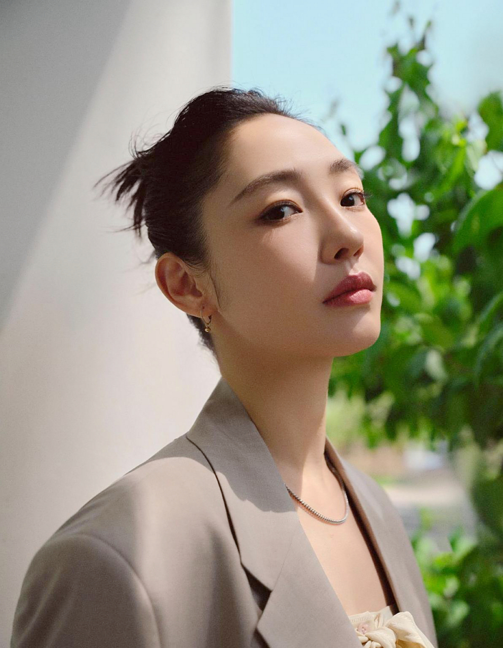 白百何身材修长,将穿搭演绎的充满生活气息,随性又不失高级感.