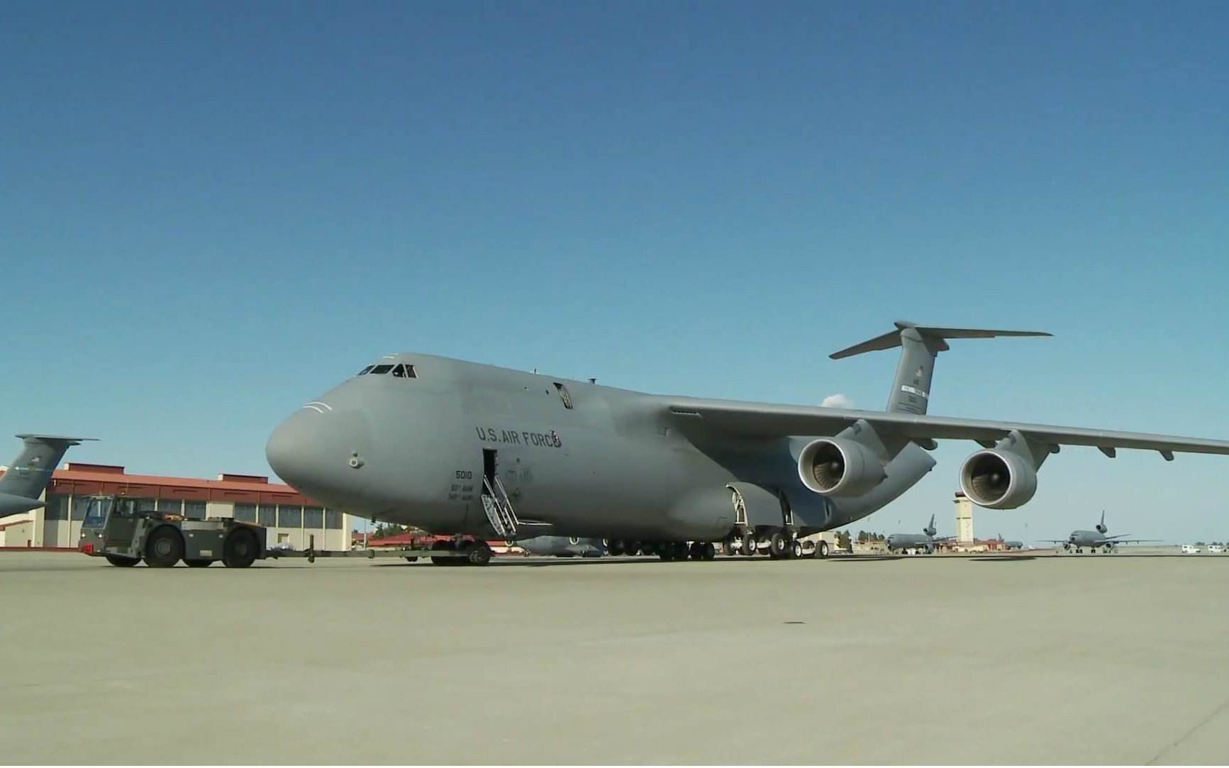 美国c133运输机最大载重120吨,俄安124有180吨,中国运20呢?