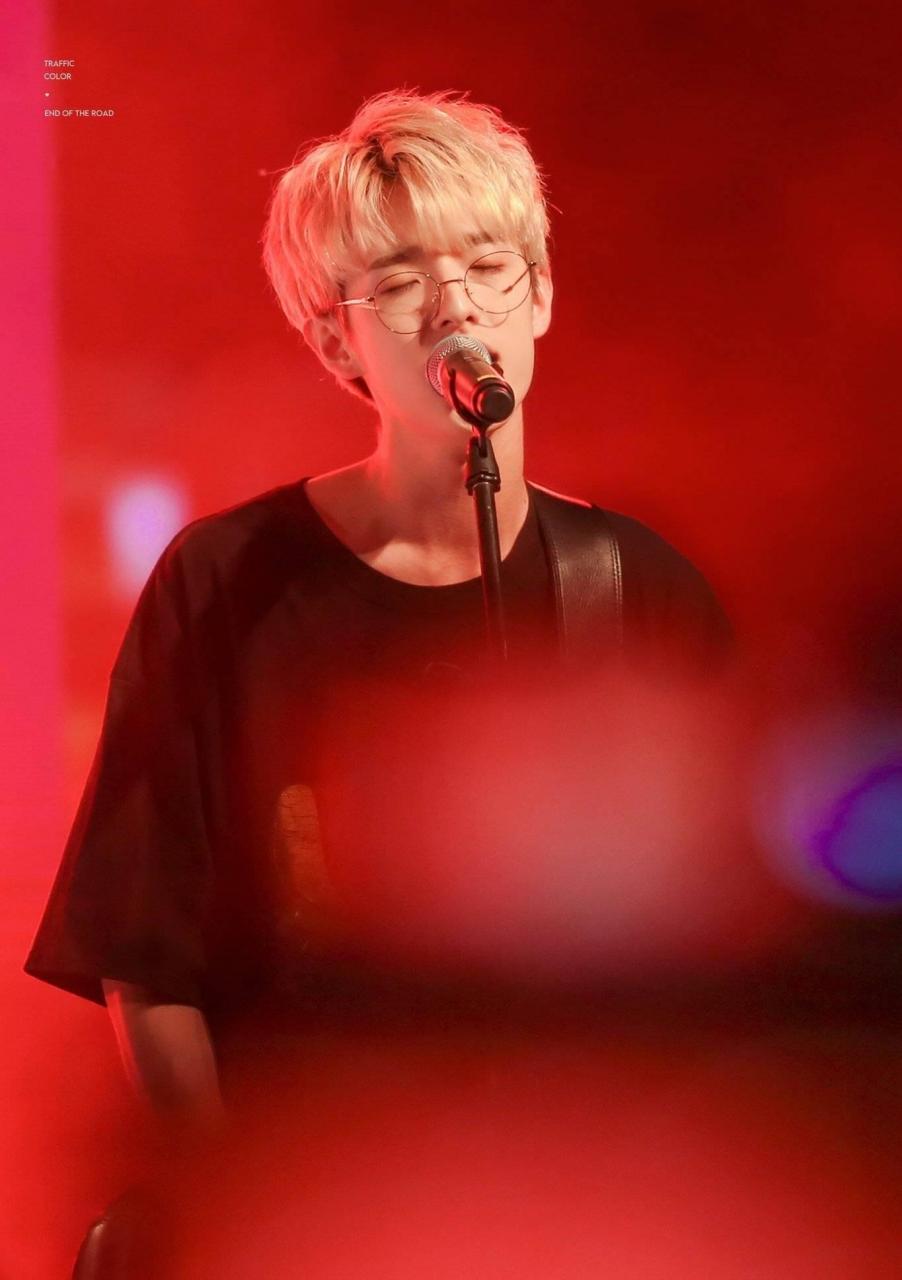朴再兴(jae)jyp旗下乐队day6的吉他手主唱,美籍韩裔,粉丝送外号"雪兔