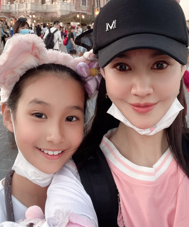 37岁柏雪与孙一文同框,曾凭"小仙女"走红,隐婚生子退圈多年