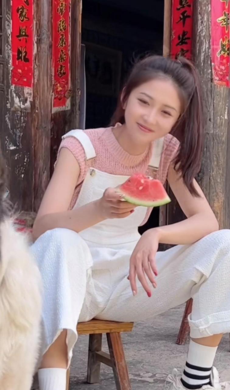 看姑娘坐姿,一看就是生性豪迈的人.