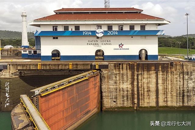 巴拿马运河通航100周年多桅帆船通过加通船闸的壮观场景记录