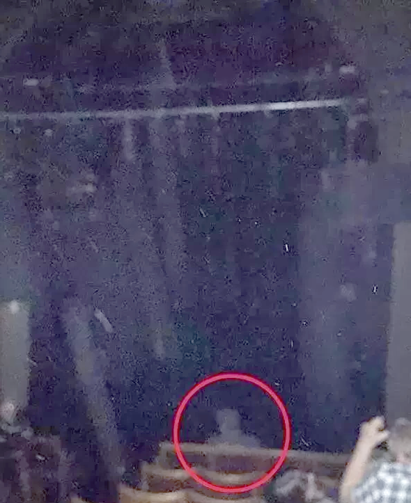 多张真实拍摄的灵异照片,揭示了神秘鬼魂的真实面貌