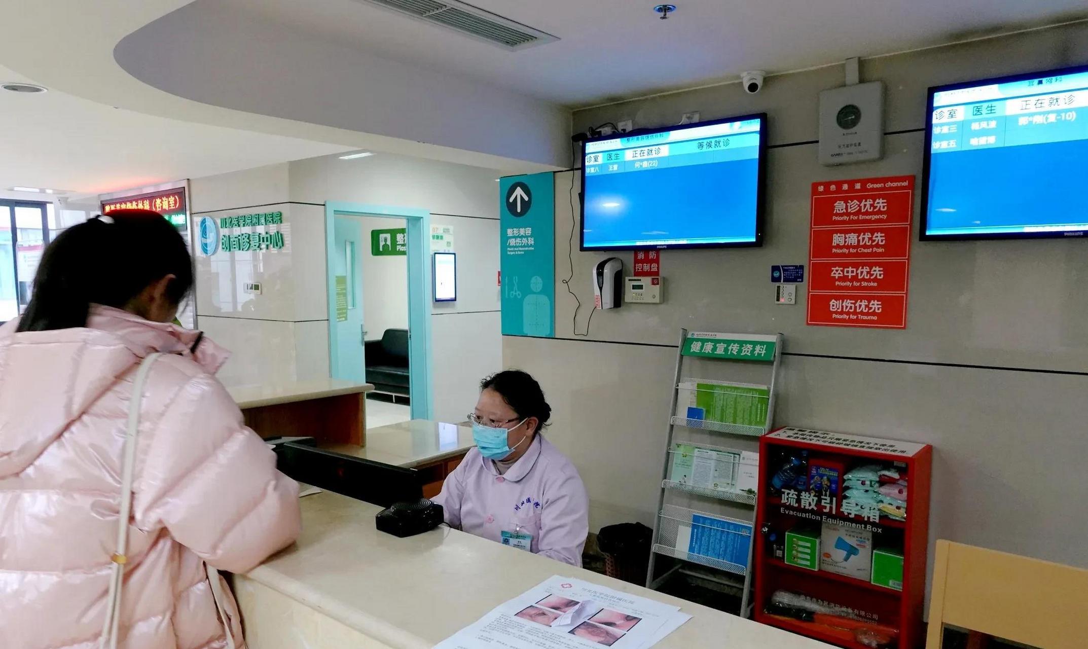 分诊台的美女护士 在川北医学院附属医院门诊三楼二区耳鼻喉科分诊台