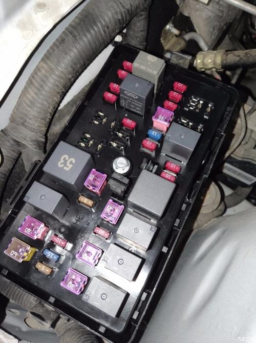 奇瑞瑞虎3刹车真空助力泵继电器在哪里?