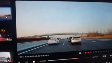 小米YU7高速上130km/h自动变道躲开追尾 车主感谢小米救自己一命
