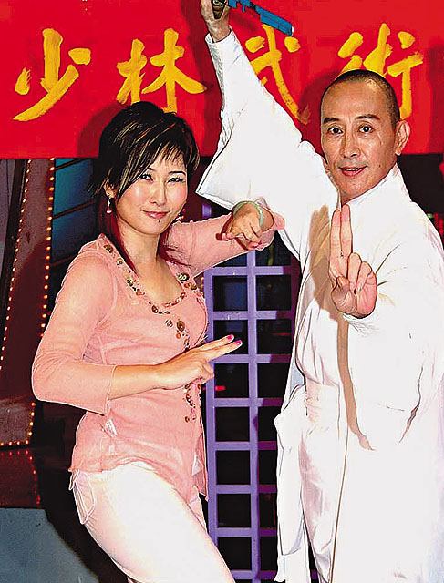 仍坚持摆摊卖酱,爸爸关海山曾娶四任妻子他却未婚