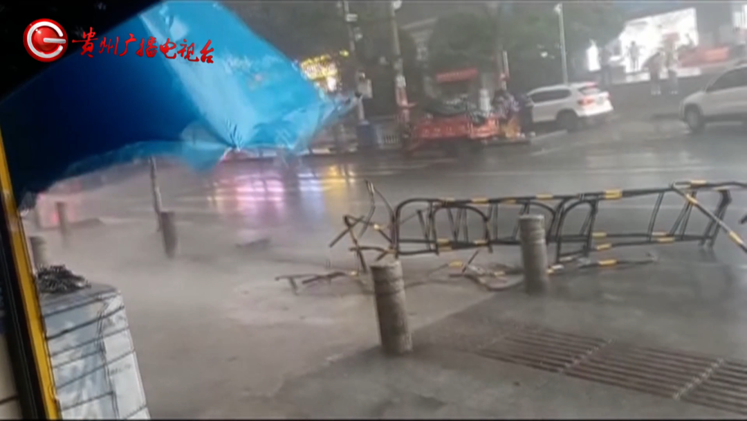 贵州凯里突发狂风暴雨,路人被刮倒滑行,危急时刻,他们出现了
