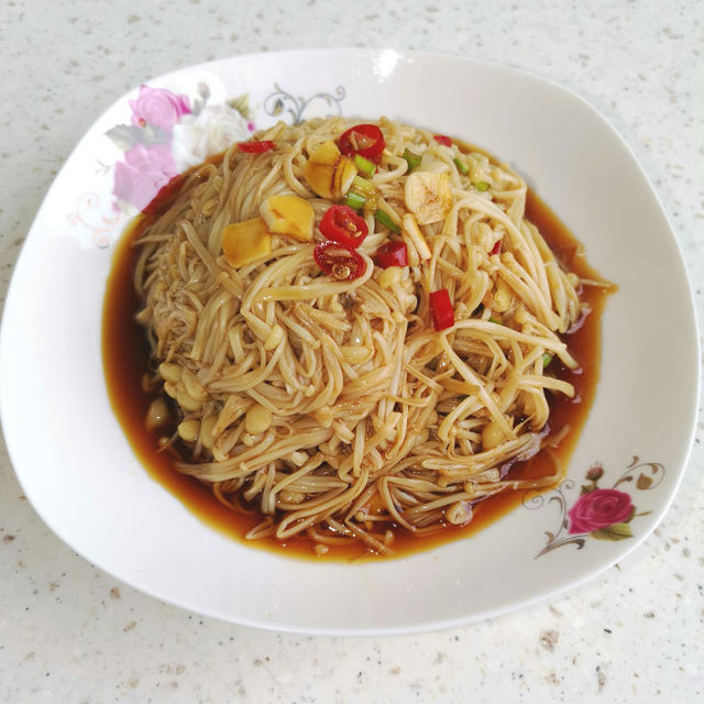 炝拌金针菇,爽口解腻,比大鱼大肉都受欢迎