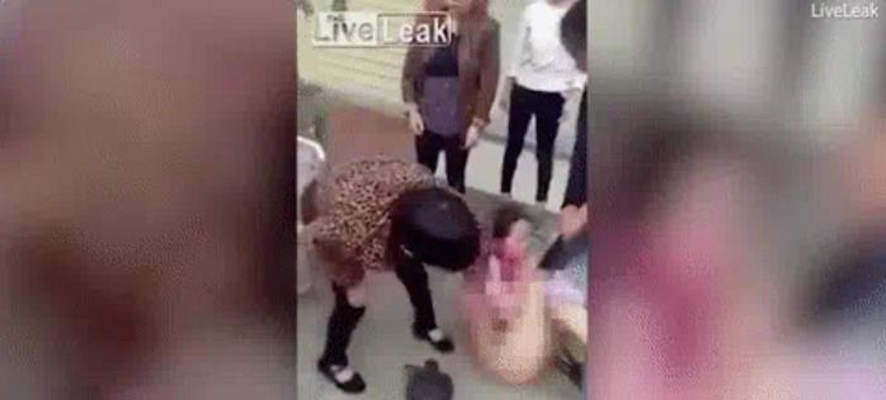 广东东莞街头原配怒打怀孕小三,把小三衣服都给扒光了.