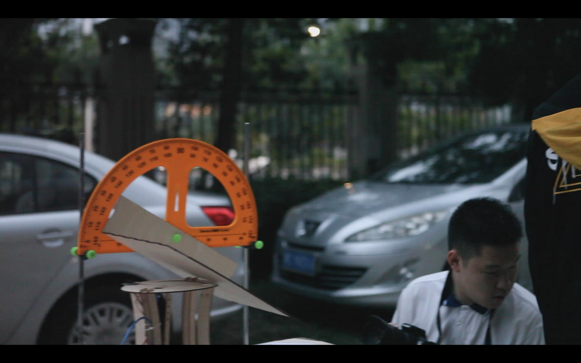 纸飞机如何飞更远?温州三名中学生自导自演纪录片上线人民网