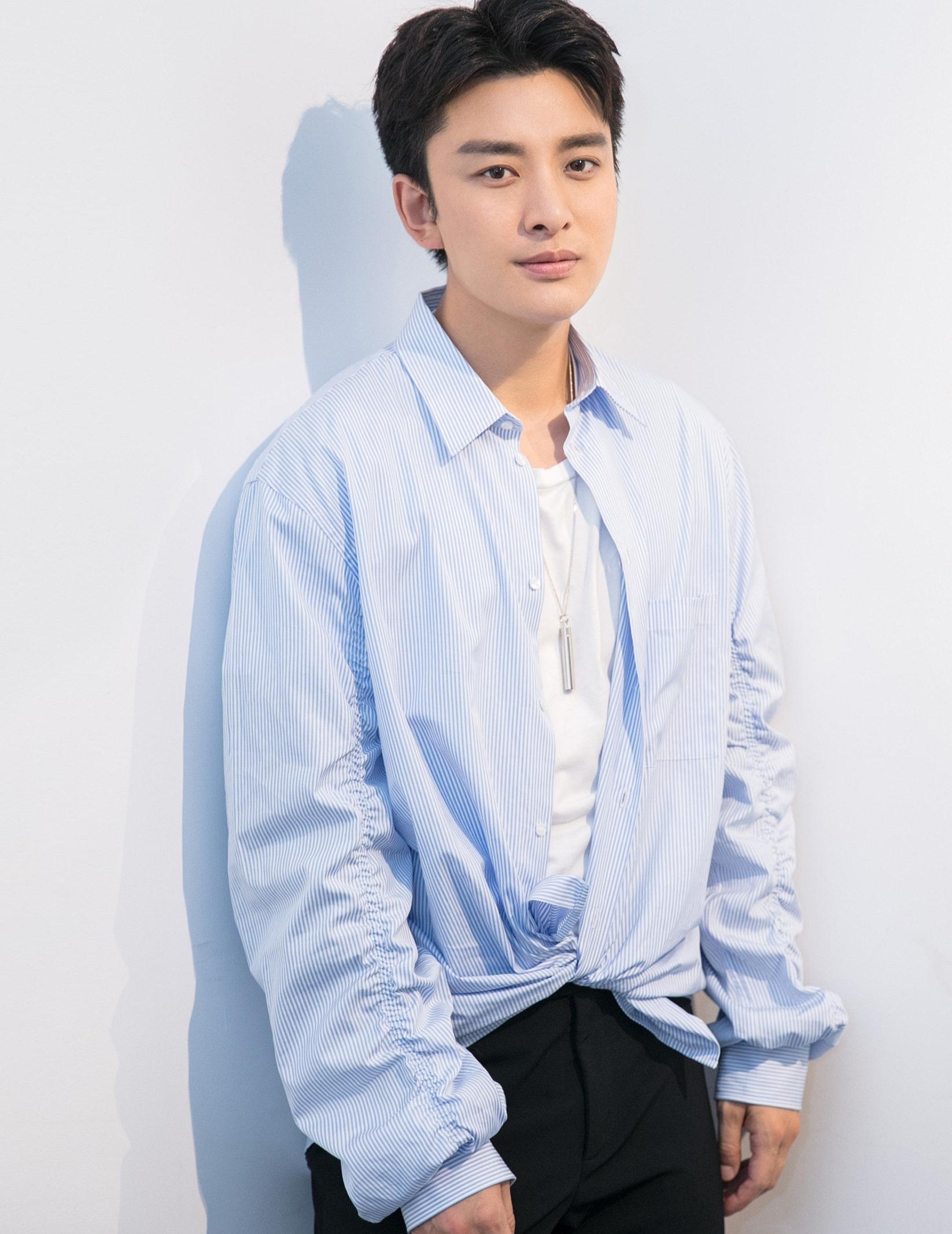 贾乃亮辟谣偷税风波后,首次现身三亚,再次涉嫌违法引网友热议