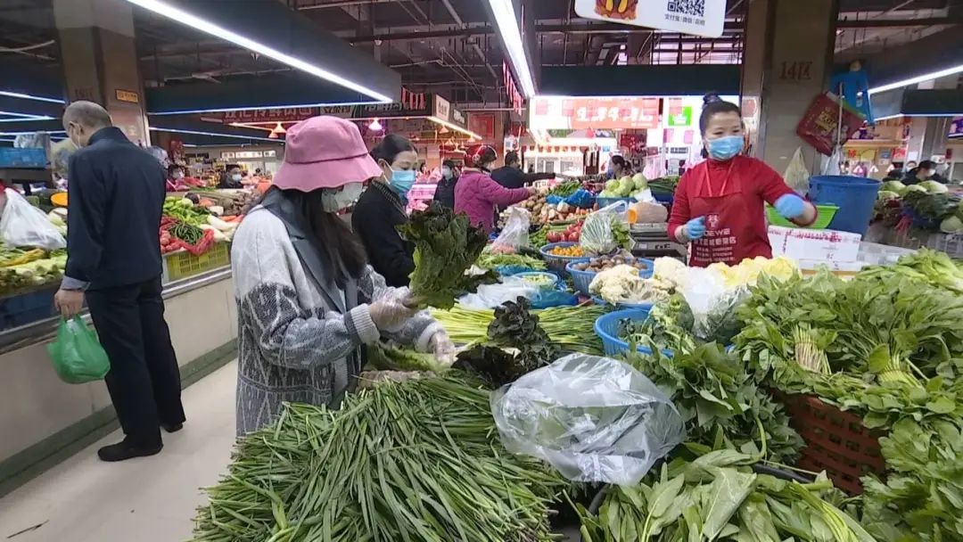 據凌家塘批發市場反饋,目前農副產品的日均供應量在8000多噸,其中蔬菜