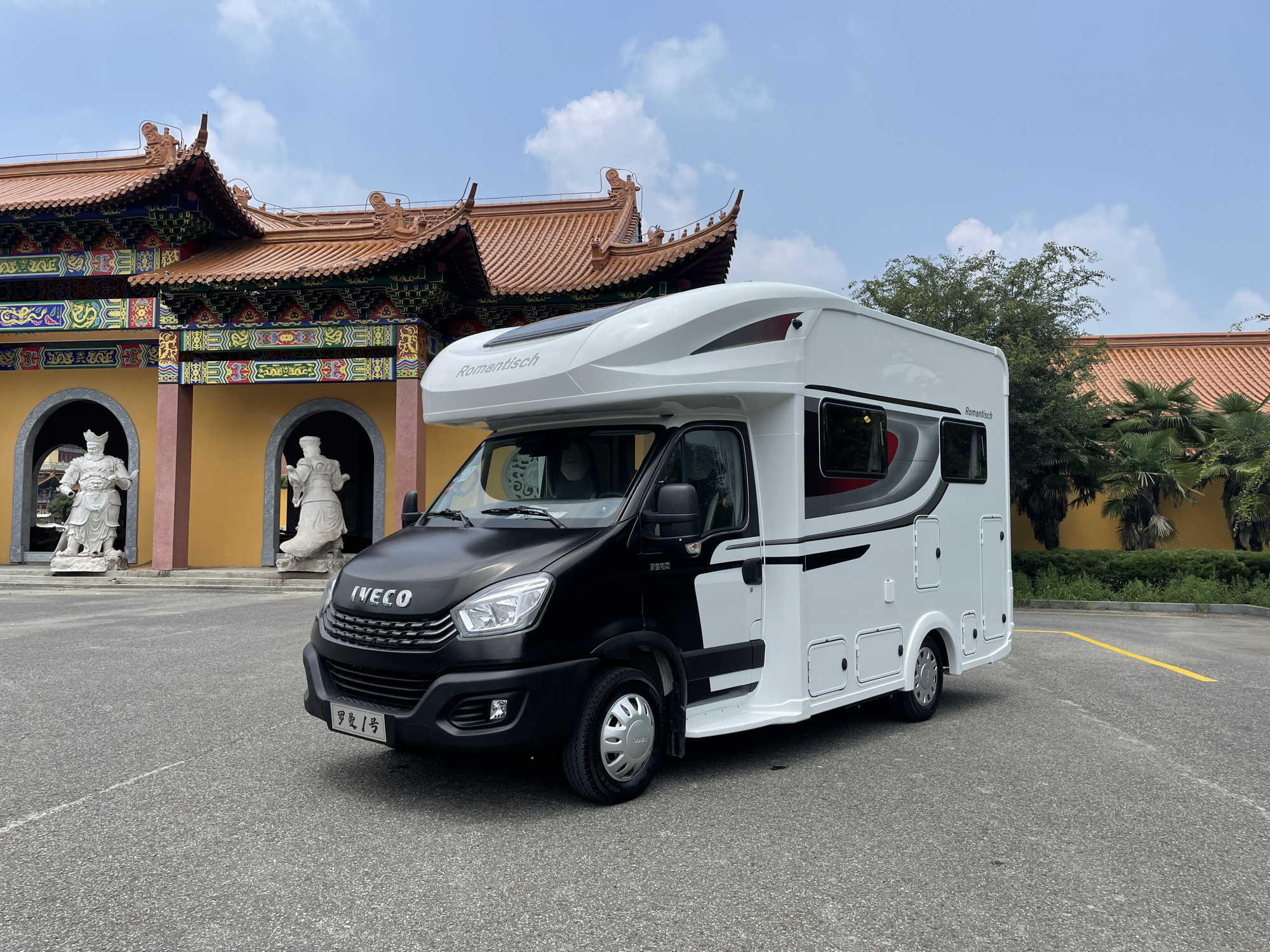 罗曼1号c型房车,颜值在线的实力派,标配1200ah锂电1000w太阳能