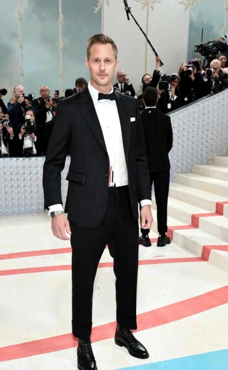 met gala 全场最帅,瑞典男演员alexander skarsg02rd.