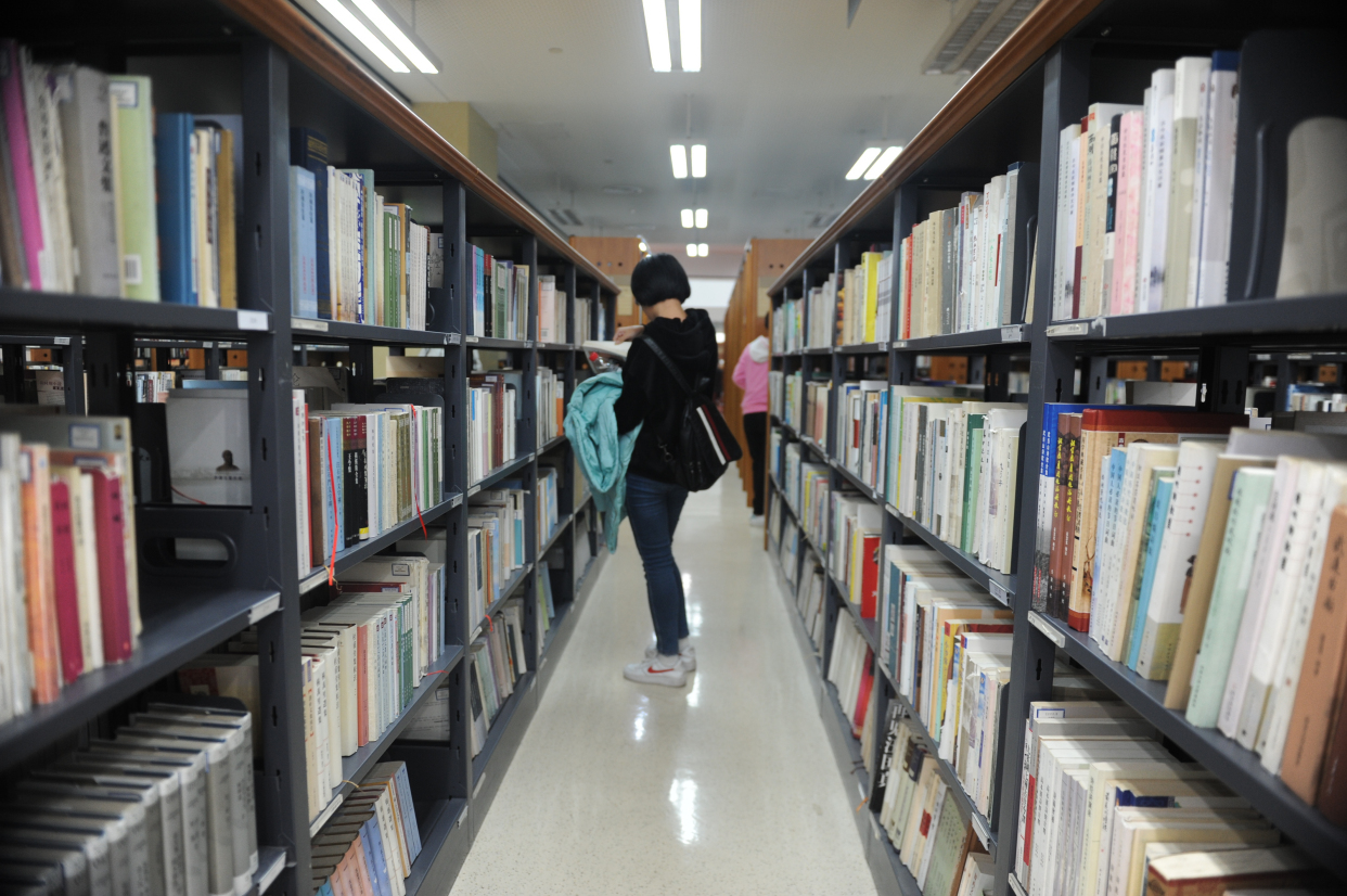 一位年轻人在济南市图书馆借阅图书  苏锐 摄