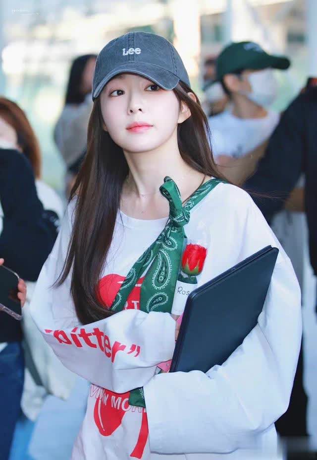 裴珠泫种穿搭,叫"甜欲风",白卫衣花裤子裙配小白鞋