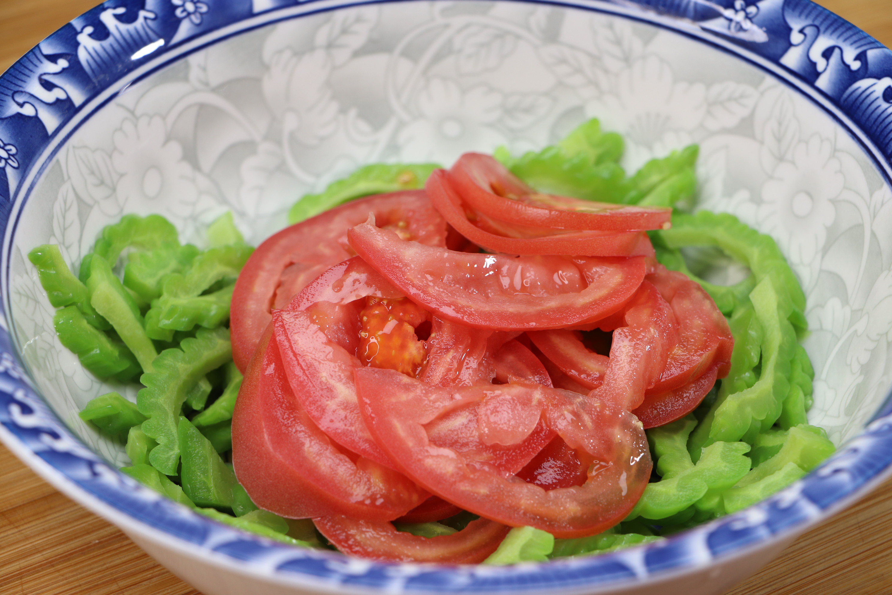 苦瓜和西红柿这样做,天天吃都不腻,开胃又解馋