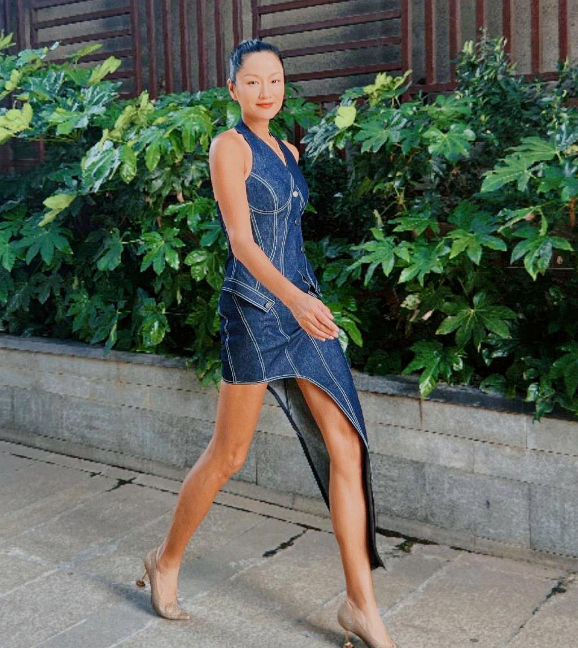 瞿颖是不是忘记晒腿了,腿又白又亮?