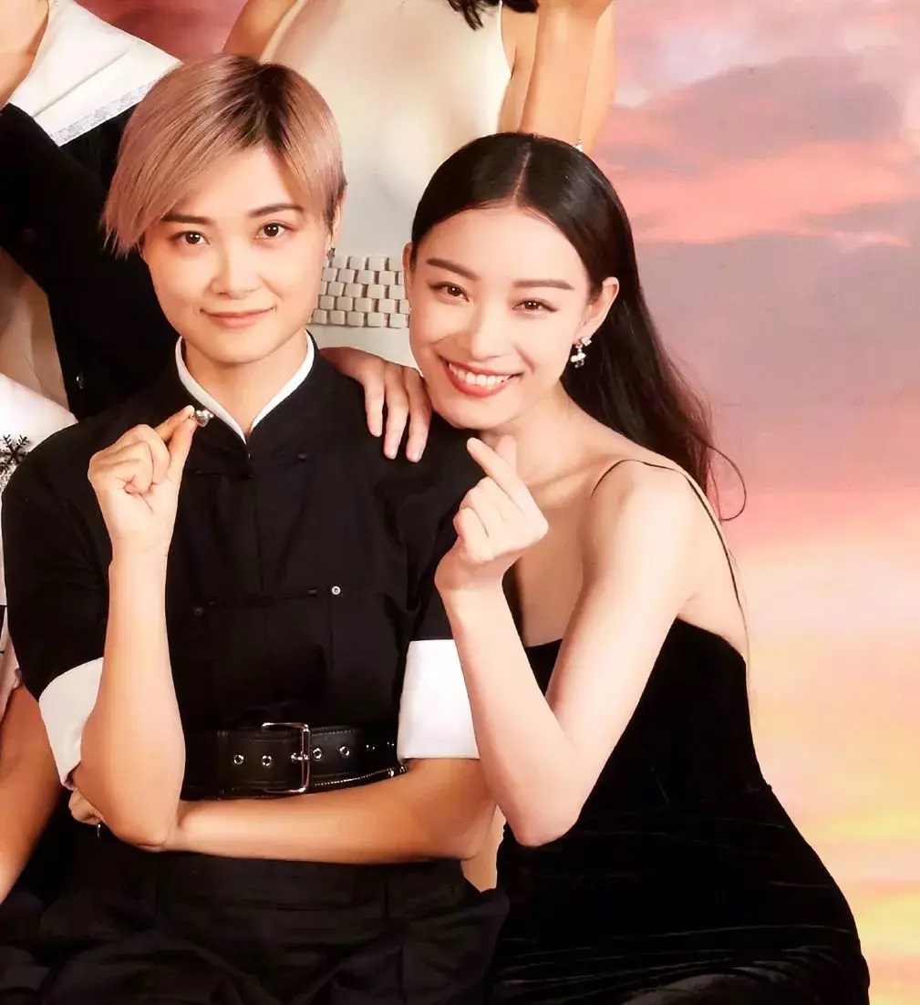 倪妮登《cosmo》演绎自然风,撞衫闺蜜李宇春,撞景前男友井柏然