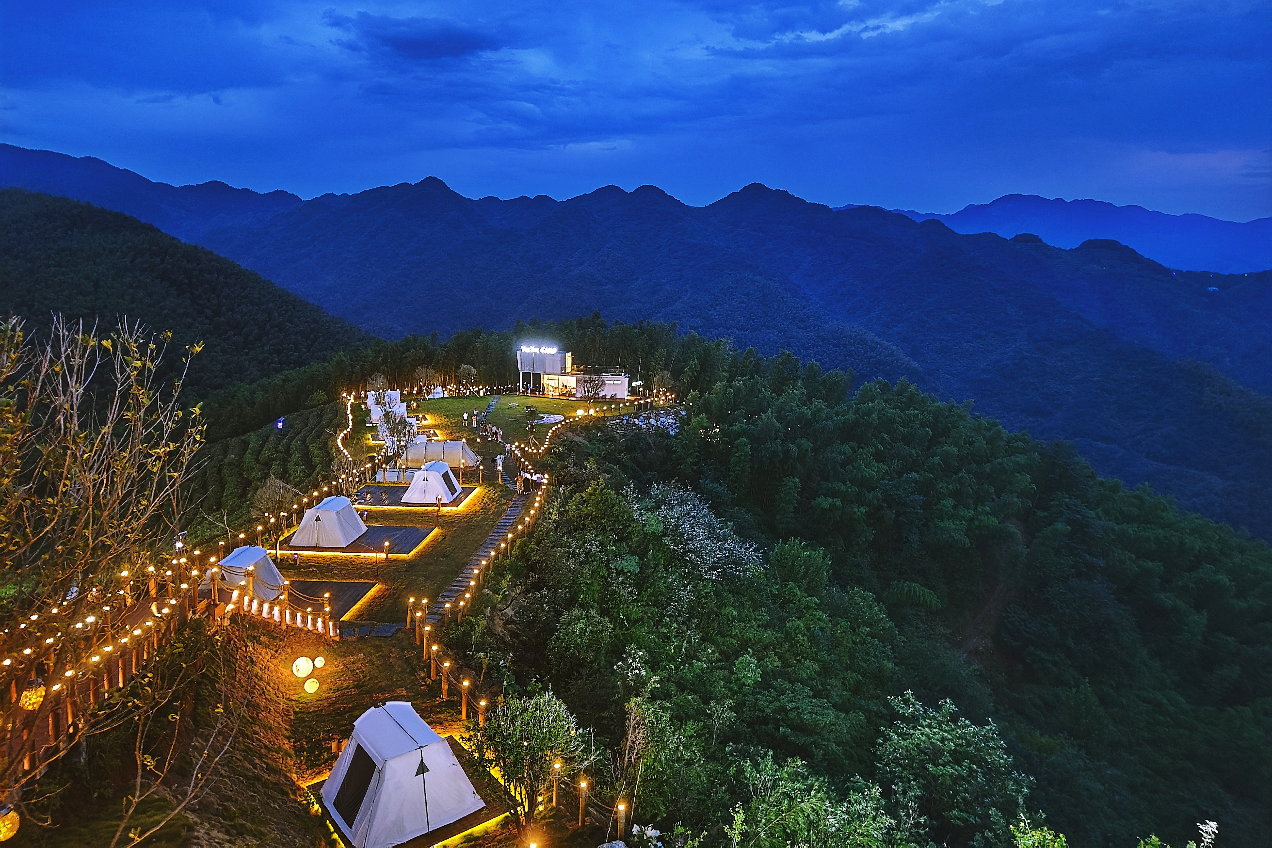 美不胜收!南岳区寿岳乡龙池村一半火烧云 一半满天星