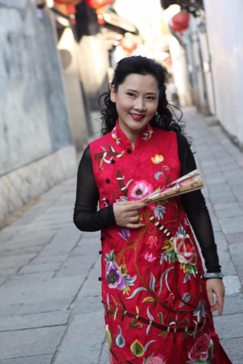 何赛飞我感觉她就是标准的上海30年代姨太太的化身,美艳妖娆,无人替代