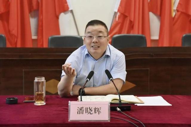 县委书记潘晓辉调研何家乡工作