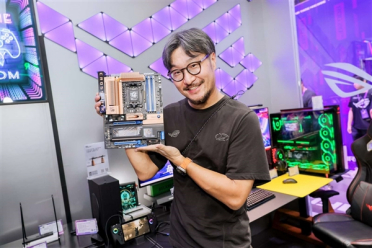 华硕ROG 20周年BW会展放大招：初代复刻版5206元开售 超频主板破9GHz世界纪录