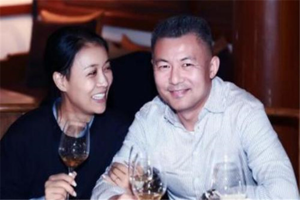 同居10年,那英甘愿未婚生子,后娶同学为妻的高峰现在怎么样了?