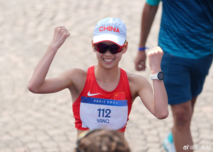 大象夜读|水灵灵夺金!杨家玉最美的脸最神秘肚脐贴"吸睛"