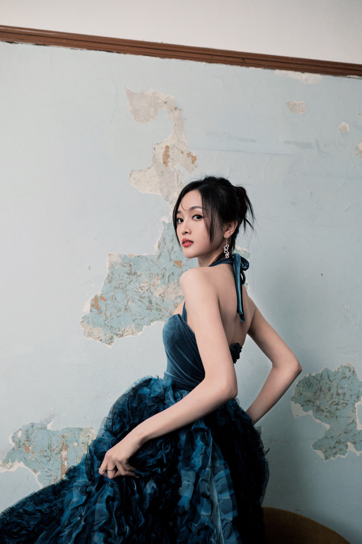 吴宣仪穿吊带礼服裙 散发出的典雅气质真的是无法抵挡 高级感十足