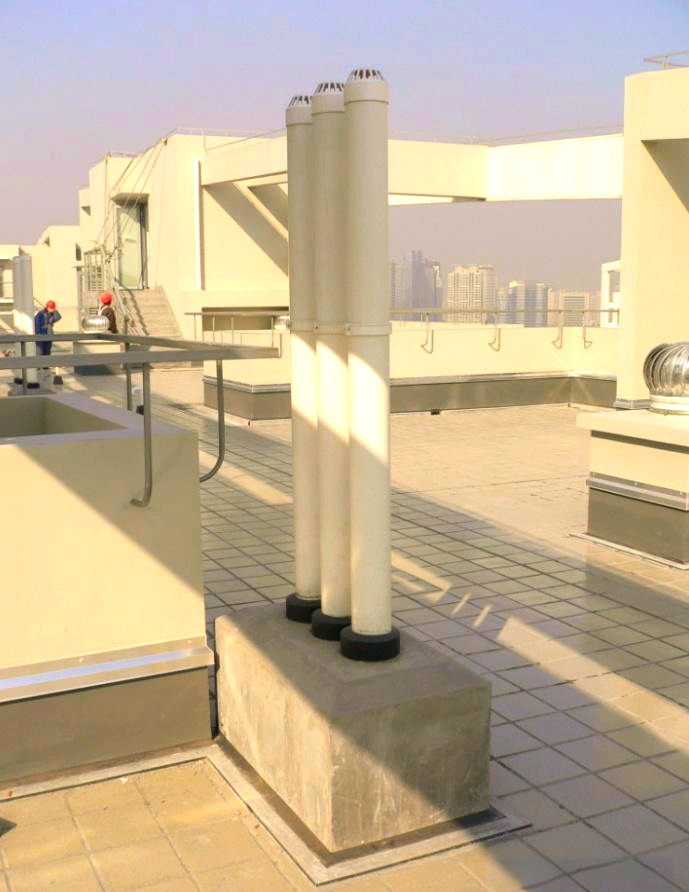 4,管道护墩应与管道中心保持一致,与管道及屋面接触紧密,分界清晰