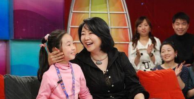 演员萨日娜:曾因长相没戏拍,丈夫当煮夫支持她,最亏欠的是女儿