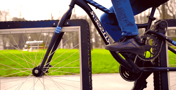 然而,配备正方形车轮的自行车却是一辆真正的创新之作,由油管上的博主