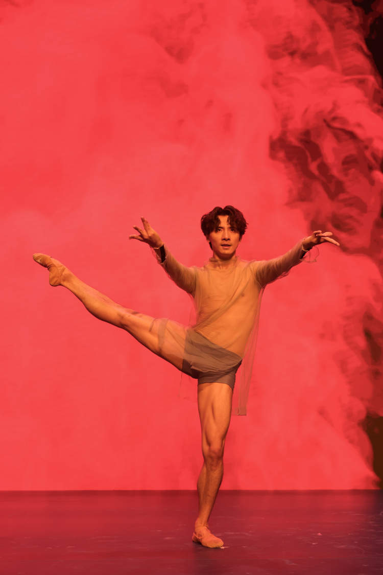 来自美国纽约城市芭蕾舞团的首席演员陈镇威,美国旧金