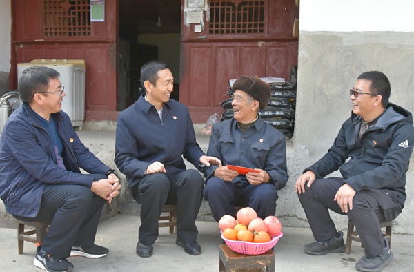 杨佳贤到双柏县走访慰问老党员,困难党员