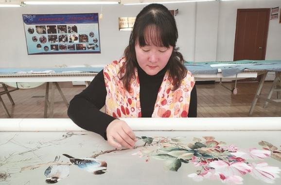 「聚焦两会」全国人大代表,河南省开封市汴绣研究所工艺师程芳:保护