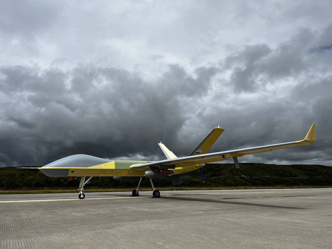 酷!翼龙-2h无人机从四川阿坝红原机场滑行起飞