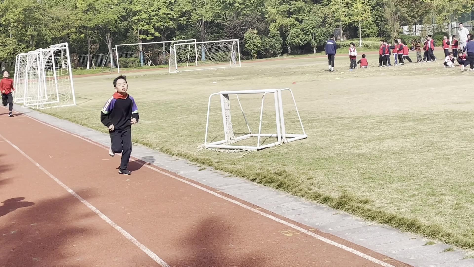 小学生光脚活动图片