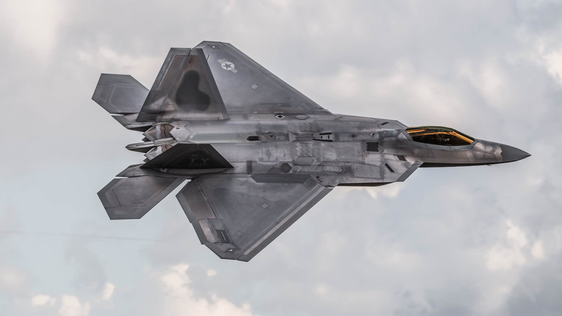 f35卖得如火如荼,f22为何却被禁止外销?两机区别有多大?