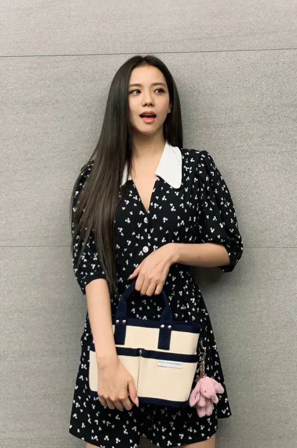 惊喜国际秀场闪耀亮相后jisoo给你送来一份造型攻略