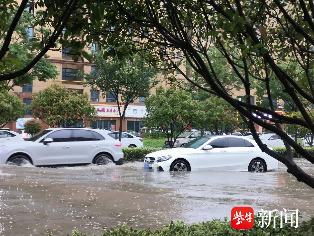 視頻|宿遷發佈暴雨黃色預警,路面積水較深多車拋錨