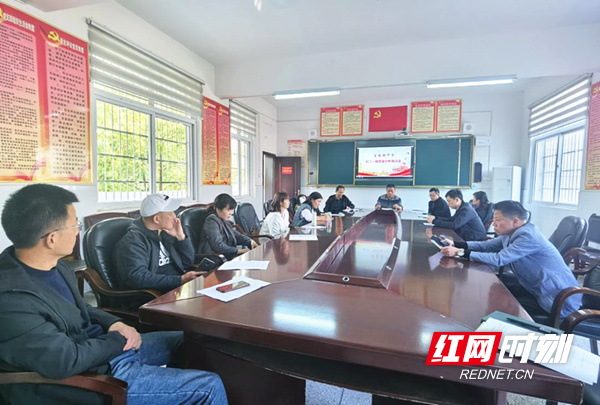 安乡县官陵湖中学:凝心聚力明对策,精准备考共前行